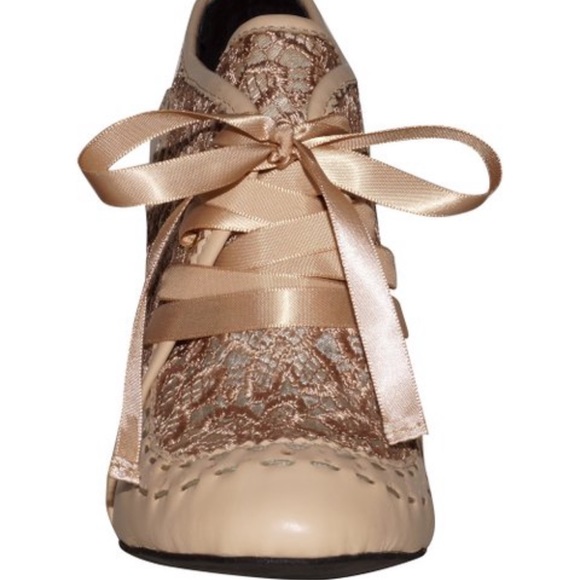 Latte Bonnie Pump by mojo moxy - Picture 2 of 9